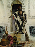 Quadro decorativo "O Músico" de Ludwig Deutsch, mostrando um homem de pele escura com vestes listradas em preto e branco, um chapéu vermelho, segurando um instrumento musical, em uma porta árabe com azulejos verdes e objetos de bronze no chão. A luz incide sobre o personagem e os detalhes do ambiente.