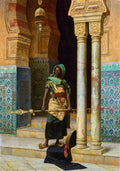 Quadro decorativo de Ludwig Deutsch, 'O Guarda do Harém', retratando um homem de pele escura com turbante verde e roupas ricamente detalhadas, segurando uma lança dourada, em um ambiente arquitetônico islâmico com mosaicos e colunas. Um manto escuro está no chão à frente.