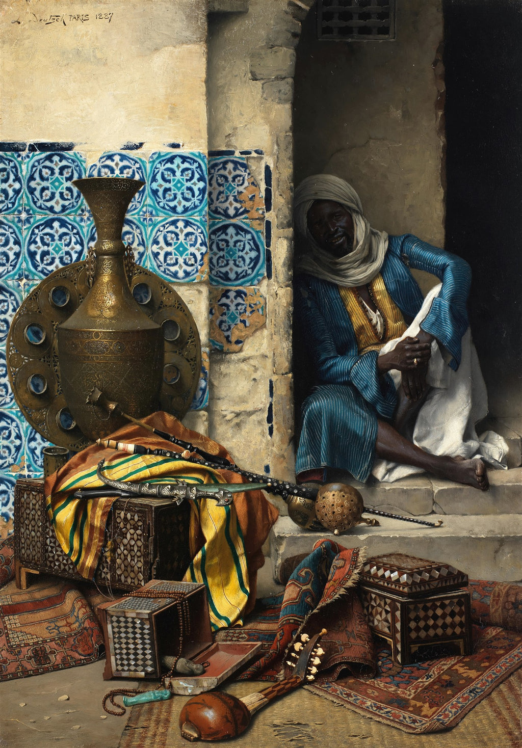 Pintura a óleo de Ludwig Deutsch, 'O Vendedor de Antiguidades', mostrando um homem sentado em um nicho de pedra, rodeado por objetos orientais como um vaso de bronze, tapetes, armas e caixas incrustadas, com azulejos azul e branco ao fundo.
