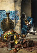 Pintura a óleo de Ludwig Deutsch, 'O Vendedor de Antiguidades', mostrando um homem sentado em um nicho de pedra, rodeado por objetos orientais como um vaso de bronze, tapetes, armas e caixas incrustadas, com azulejos azul e branco ao fundo.
