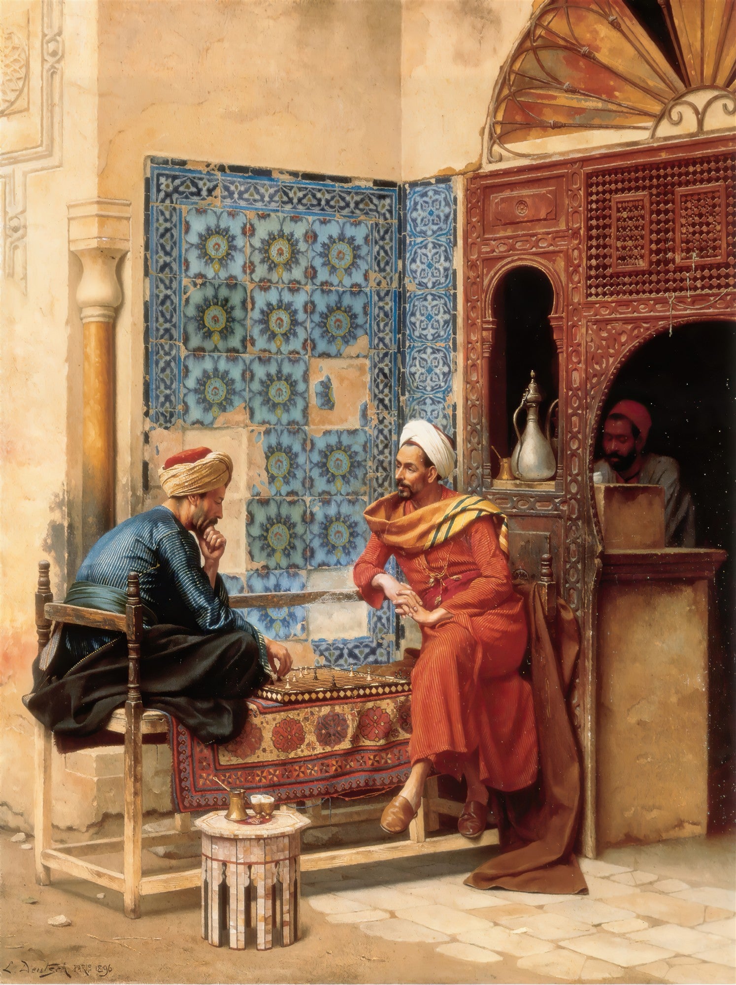 Pintura de Ludwig Deutsch "The Chess Players", mostrando dois homens orientais jogando xadrez em um cenário com azulejos azuis e detalhes em madeira entalhada, com um terceiro homem ao fundo.
