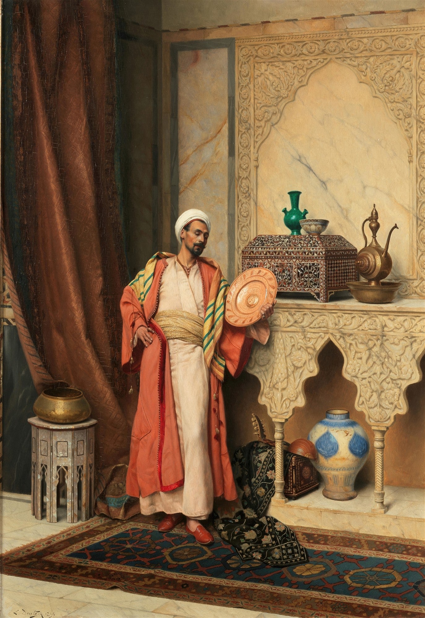 Pintura a óleo de Ludwig Deutsch, 'O Vendedor de Cerâmica', mostrando um homem vestido com trajes orientais, turbante branco e túnica salmão, segurando uma cerâmica em um ambiente ricamente decorado com tapetes persas, móveis entalhados e objetos de cobre, evocando uma cena orientalista.