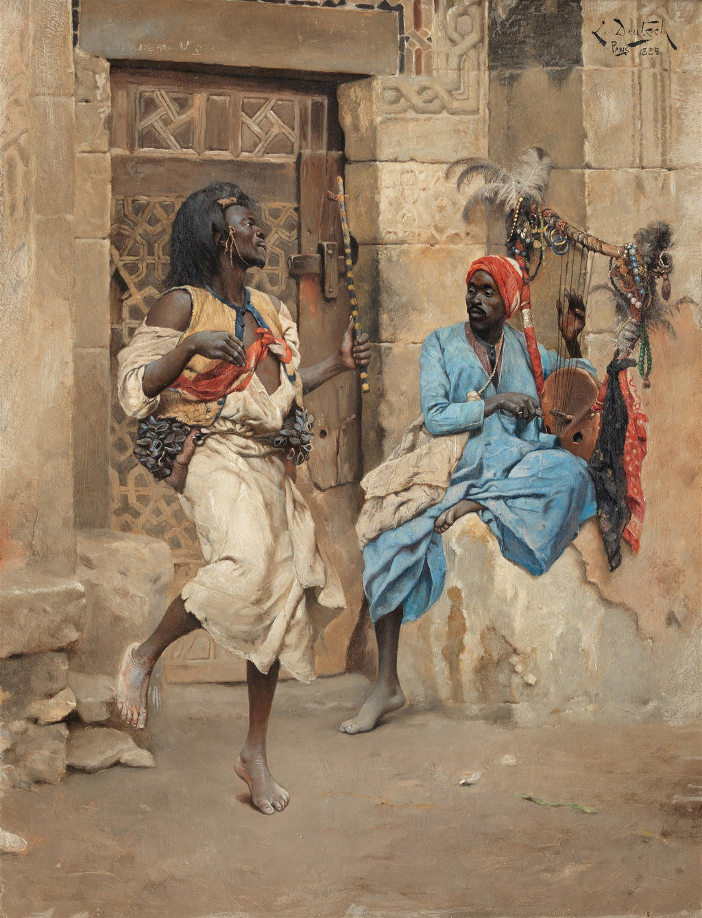 Pintura a óleo de Ludwig Deutsch, 'The Musicians', retratando dois homens músicos de pele escura com trajes tradicionais, um dançando e outro sentado tocando um instrumento de cordas, em frente a uma porta ornamentada de pedra em um cenário oriental.