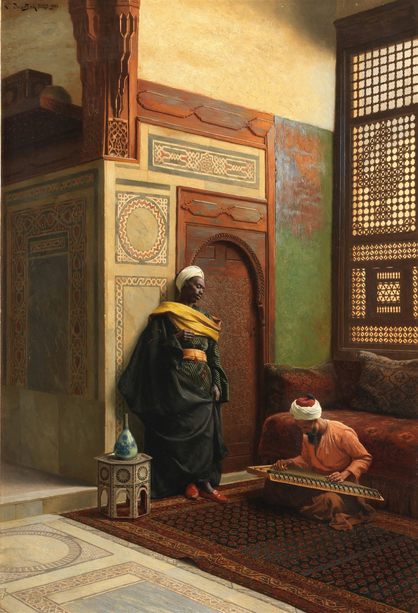 Quadro decorativo mostrando uma cena orientalista, com um homem de pele escura e turbante amarelo encostado em uma parede, observando um músico sentado no chão tocando um instrumento de cordas. O ambiente é ricamente decorado com padrões islâmicos e uma janela de treliça.