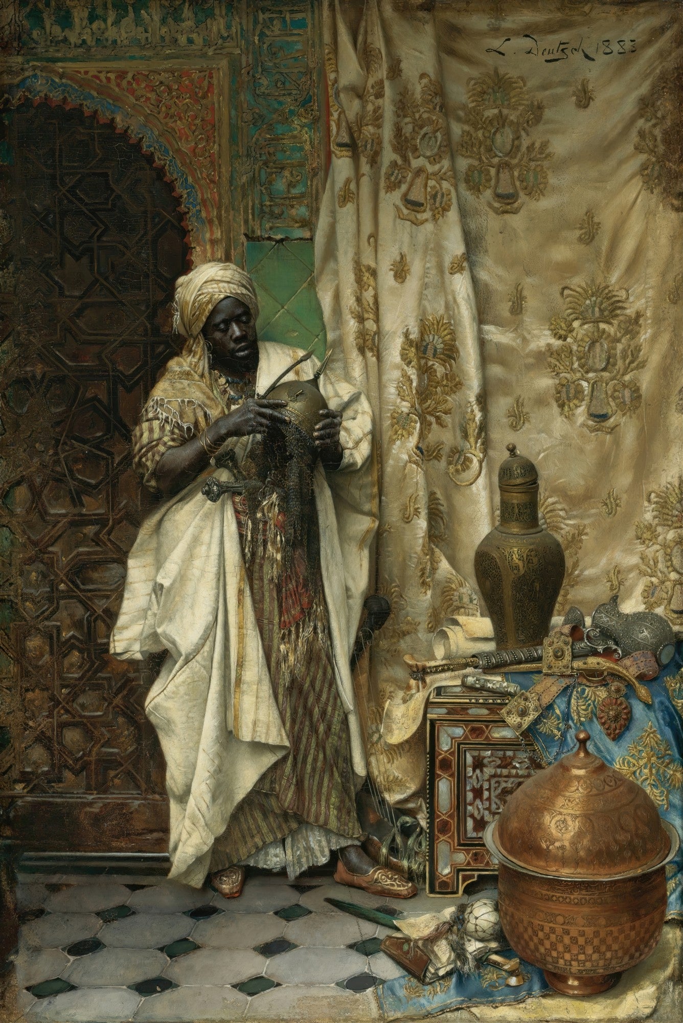 Quadro decorativo mostrando um homem de pele escura com turbante e vestes brancas e douradas, sentado ou em pé, curvado sobre um objeto de metal que ele está trabalhando. Ao fundo, uma rica decoração arquitetônica árabe e tecidos luxuosos. A cena é cheia de detalhes orientais como vasos, espadas e tapetes.