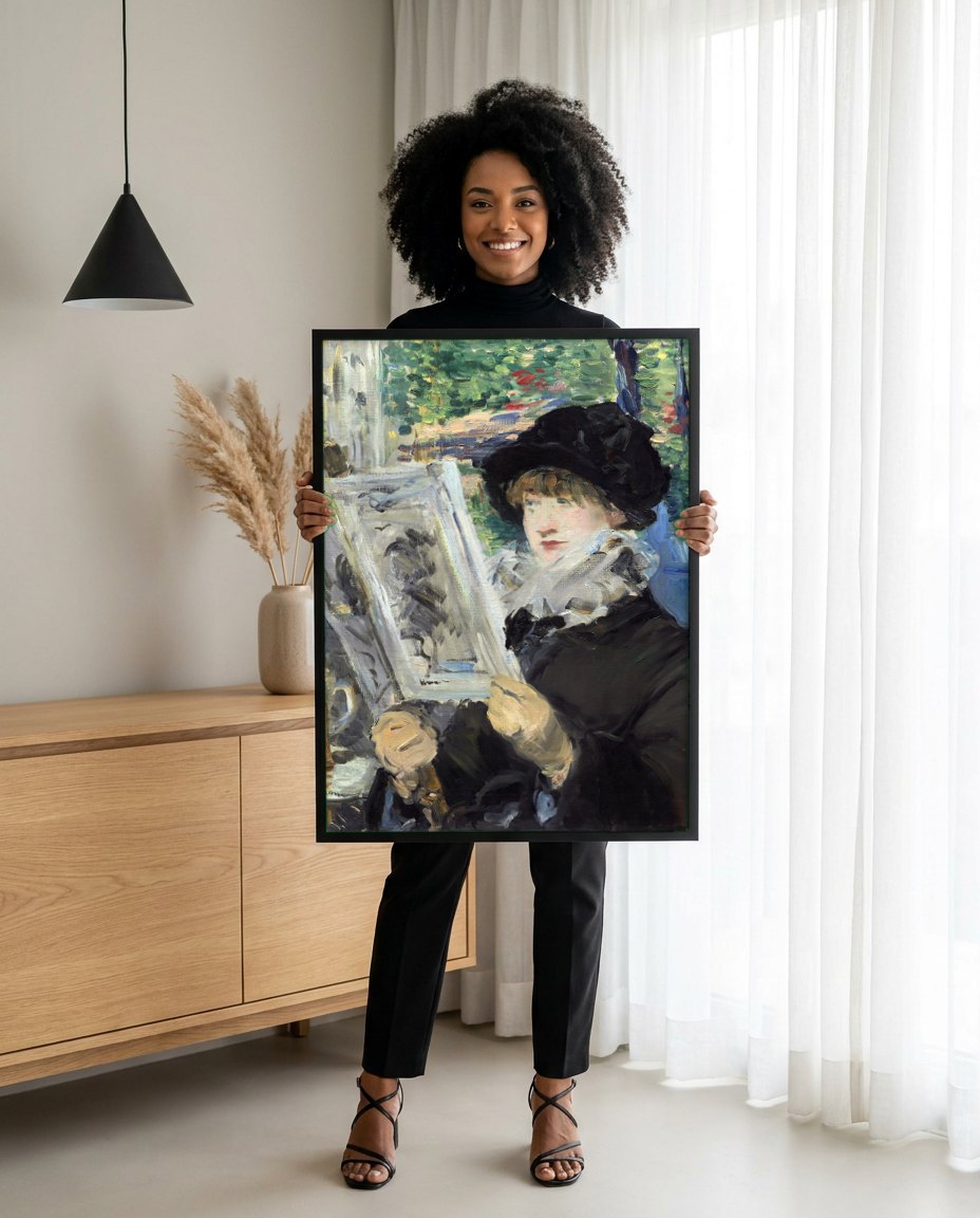 Quadro Decorativo A Leitura (La Lecture) - Manet | modelo apresentando o quadro emoldurado