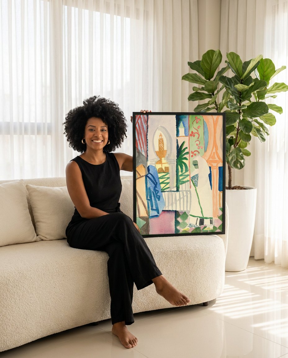 Quadro Decorativo Cena Oriental - August Macke | modelo apresentando o quadro emoldurado