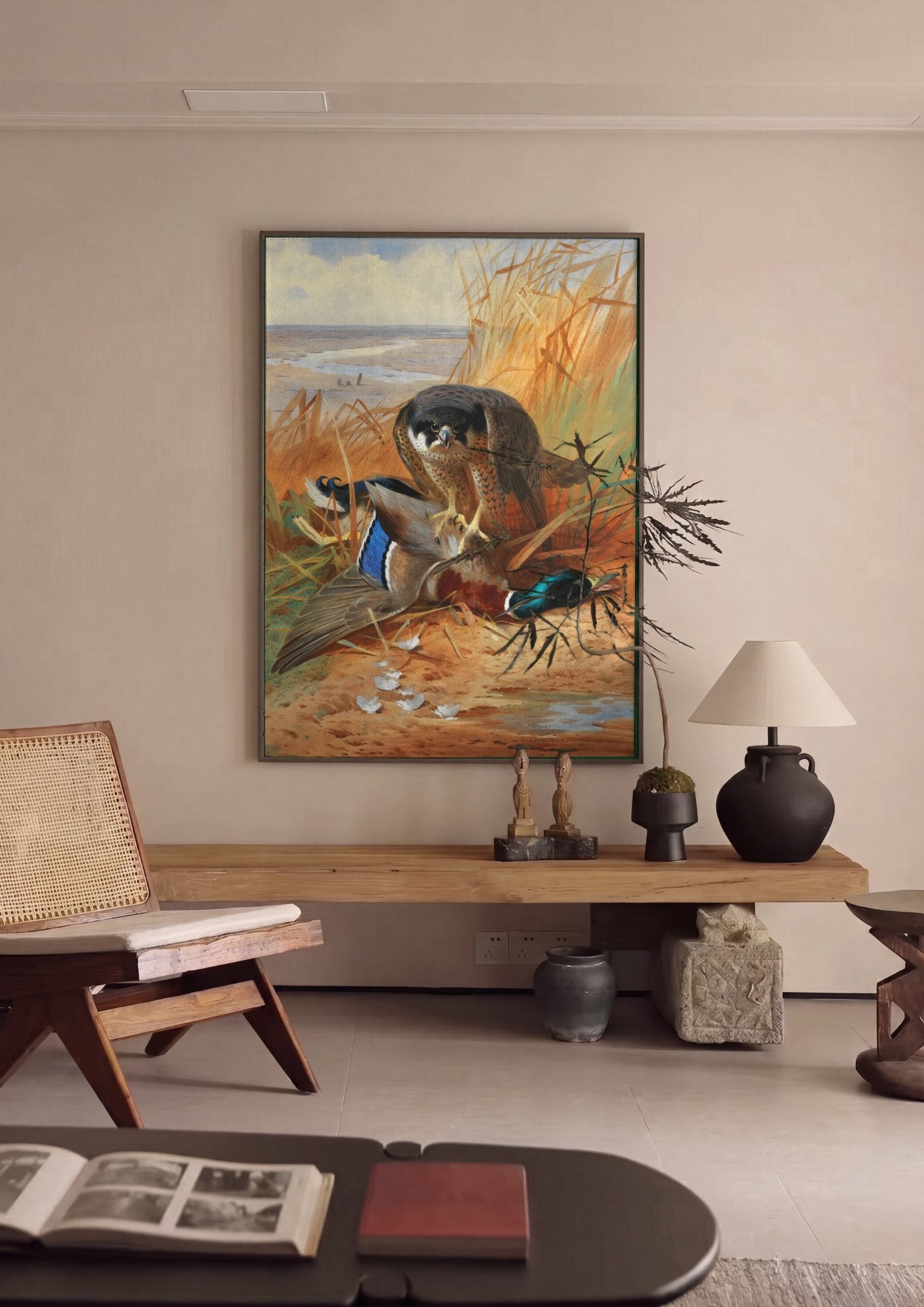 Quadro Decorativo Falcão-peregrino com Pato - Thorburn em ambiente decorado