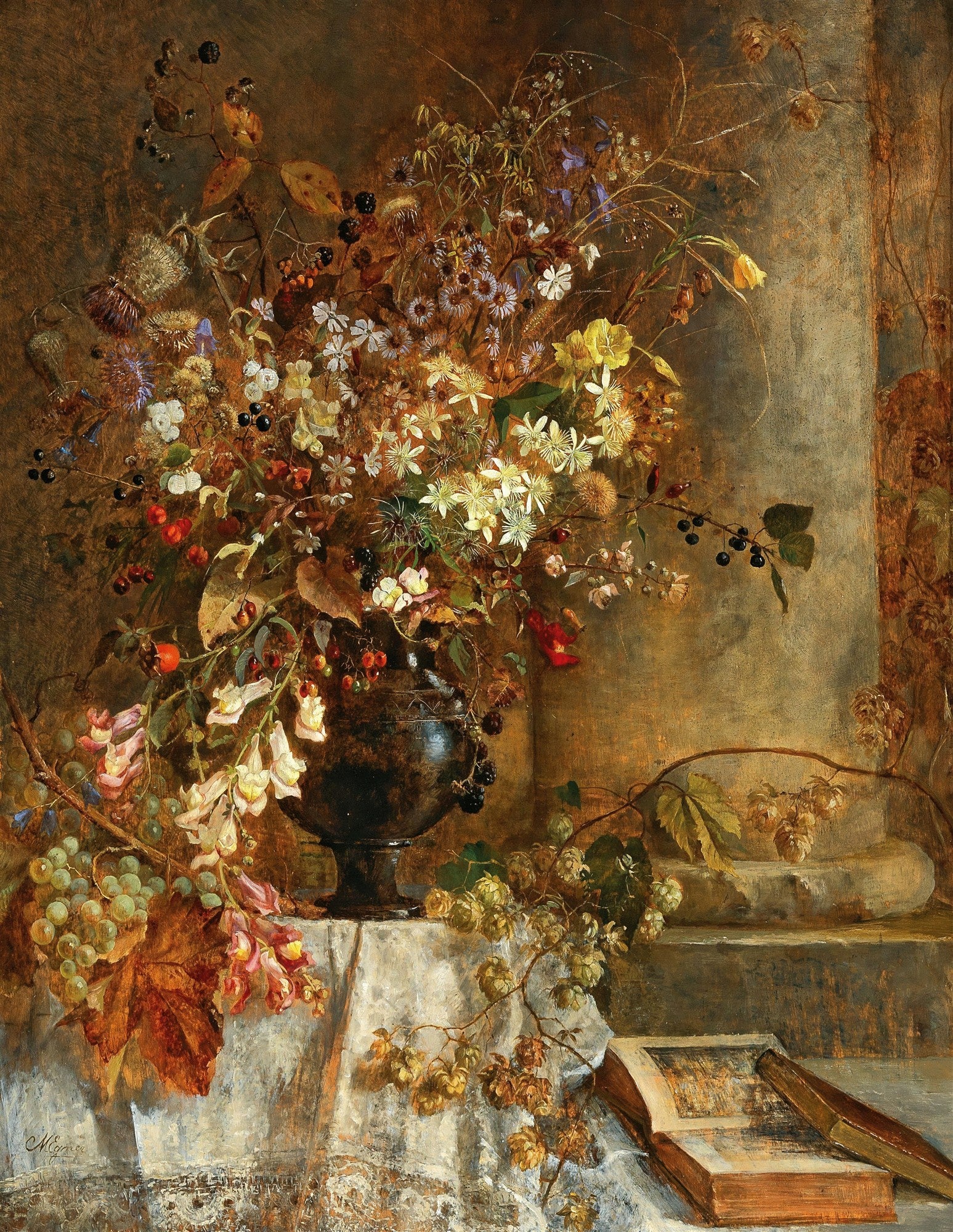 Quadro decorativo 'Stillleben mit Wildblumen und Früchten' de Marie Egner, representando um exuberante arranjo de flores silvestres e frutas em um vaso escuro, com uvas, amoras e folhas secas. A composição inclui um livro aberto e elementos arquitetônicos ao fundo, em tons terrosos e quentes.