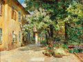 Pintura a óleo de Marie Egner, 'Blick in den Garten', exibindo um pátio ensolarado com paredes amarelas de uma casa antiga, árvores floridas com lilases e folhagem verde exuberante, e vasos de plantas no chão, evocando uma atmosfera de tranquilidade e luz.