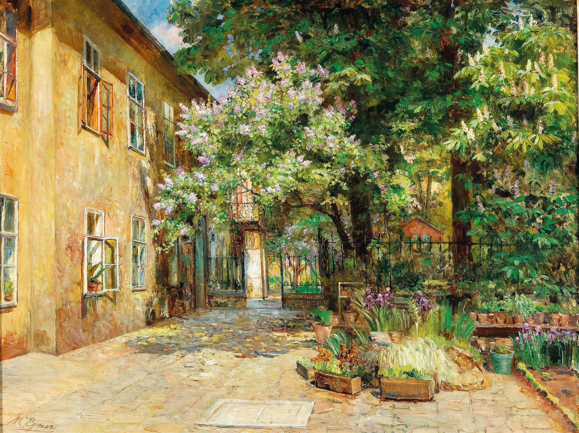 Pintura a óleo de Marie Egner, 'Blick in den Garten', exibindo um pátio ensolarado com paredes amarelas de uma casa antiga, árvores floridas com lilases e folhagem verde exuberante, e vasos de plantas no chão, evocando uma atmosfera de tranquilidade e luz.