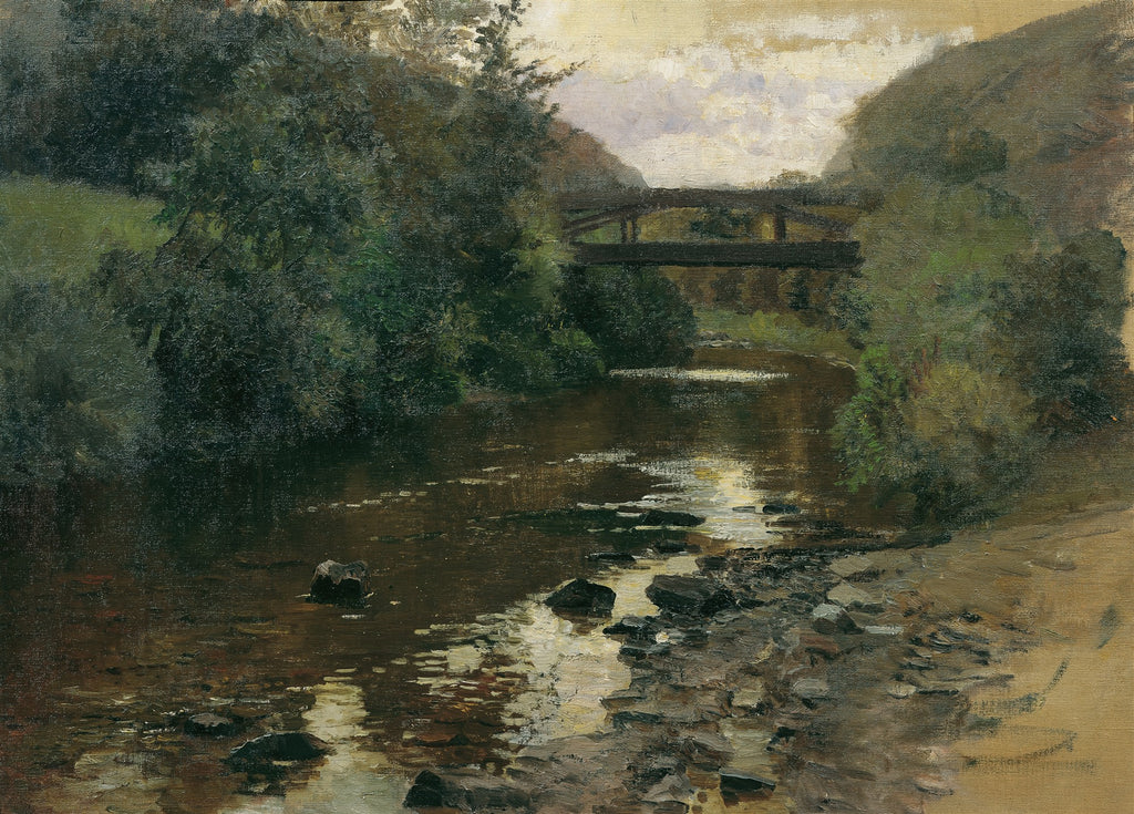 Quadro decorativo mostrando um rio sinuoso em uma floresta densa com uma ponte ao fundo, pintado por Marie Egner. Luz do sol reflete na água escura. A imagem transmite serenidade e a beleza da natureza.
