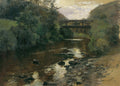 Quadro decorativo mostrando um rio sinuoso em uma floresta densa com uma ponte ao fundo, pintado por Marie Egner. Luz do sol reflete na água escura. A imagem transmite serenidade e a beleza da natureza.