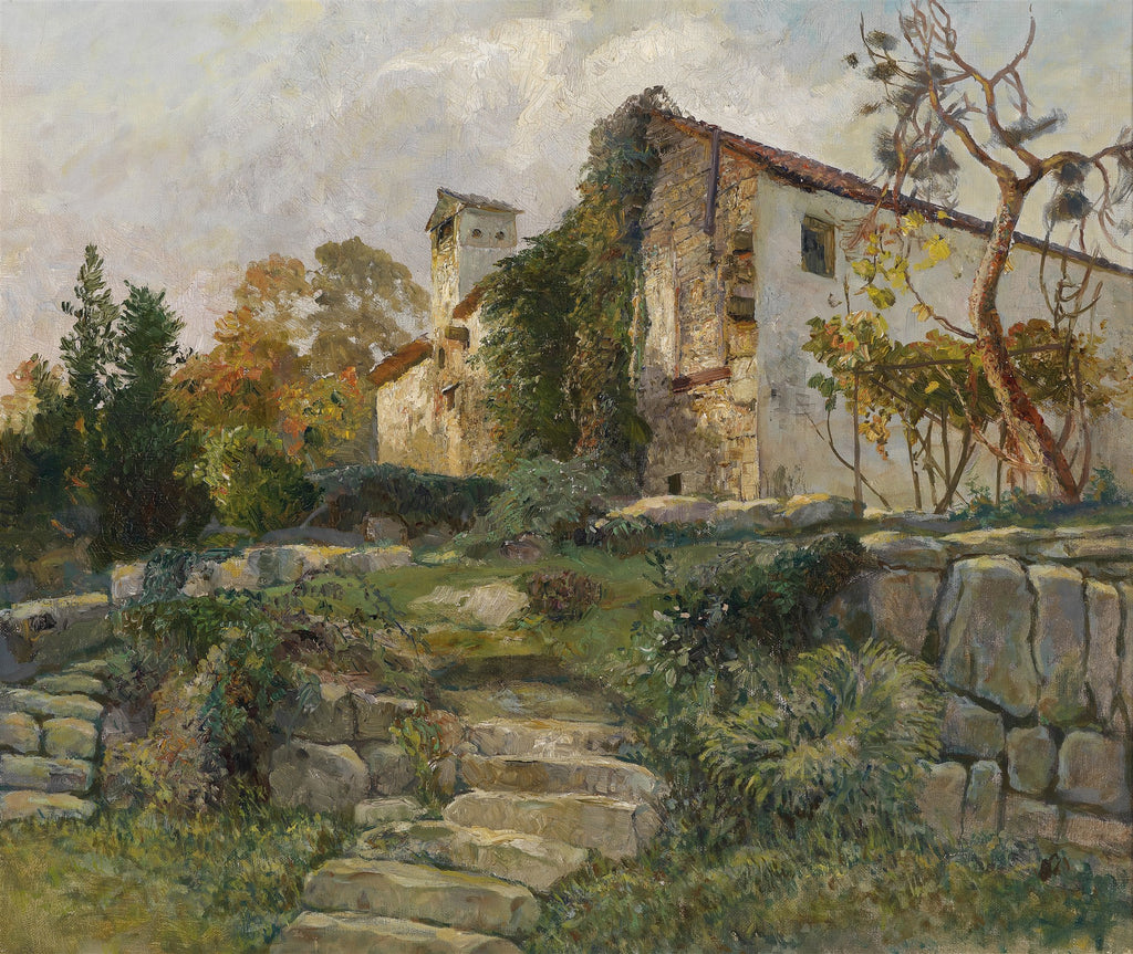 Pintura a óleo de Marie Egner, 'A Casa na Colina', retratando uma edificação antiga de pedra e reboco branco, coberta por vegetação, com escadas de pedra e folhagem exuberante em primeiro plano, sob um céu nublado.