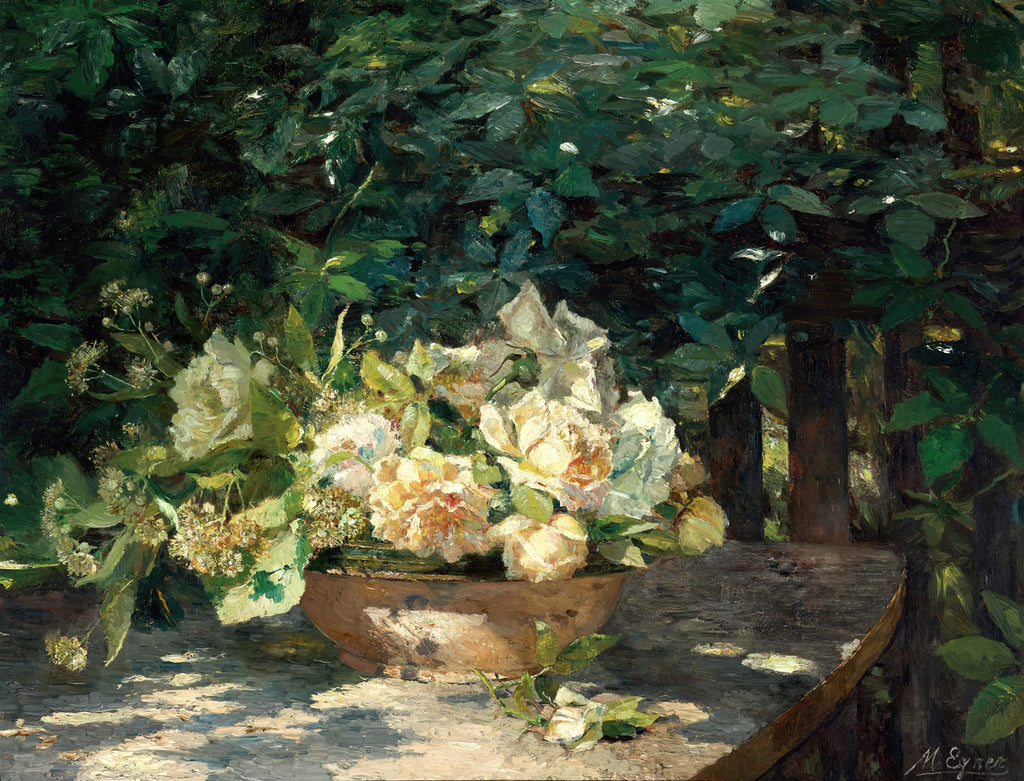 Quadro decorativo mostrando um vaso de rosas brancas e creme sobre uma mesa de madeira em um jardim, com folhagem verde escura ao fundo. A luz do sol projeta sombras na mesa e ilumina as flores. Assinado M. Egner no canto inferior direito.