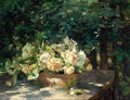 Quadro decorativo mostrando um vaso de rosas brancas e creme sobre uma mesa de madeira em um jardim, com folhagem verde escura ao fundo. A luz do sol projeta sombras na mesa e ilumina as flores. Assinado M. Egner no canto inferior direito.