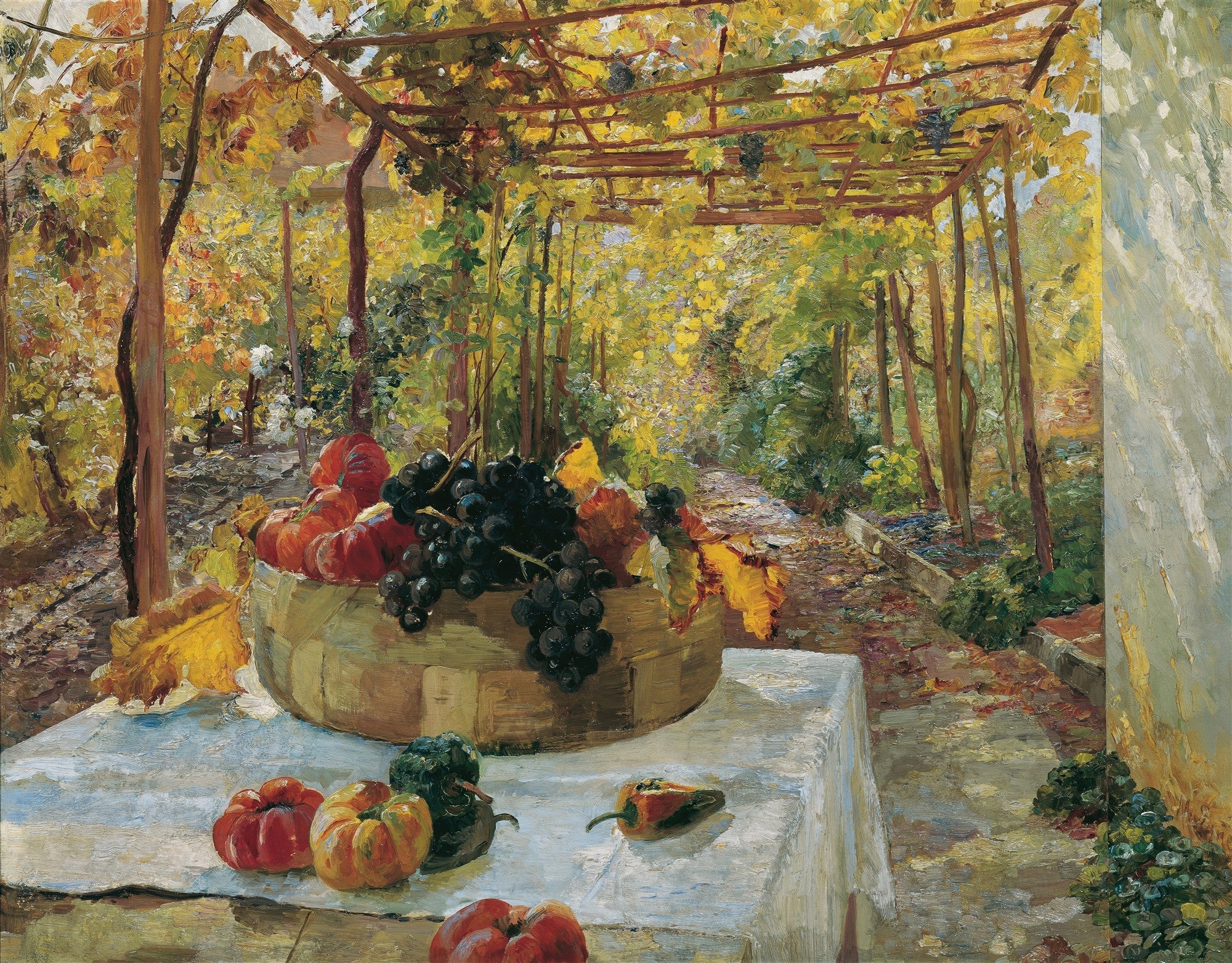 Quadro decorativo 'A Pérgola' de Marie Egner, mostrando um cesto de frutas como uvas e abóboras sobre uma mesa branca, sob uma pérgola coberta por folhas amareladas de outono, com um caminho de jardim ao fundo.