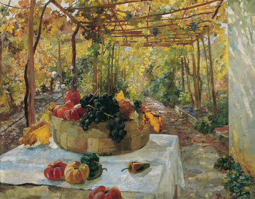 Quadro decorativo 'A Pérgola' de Marie Egner, mostrando um cesto de frutas como uvas e abóboras sobre uma mesa branca, sob uma pérgola coberta por folhas amareladas de outono, com um caminho de jardim ao fundo.