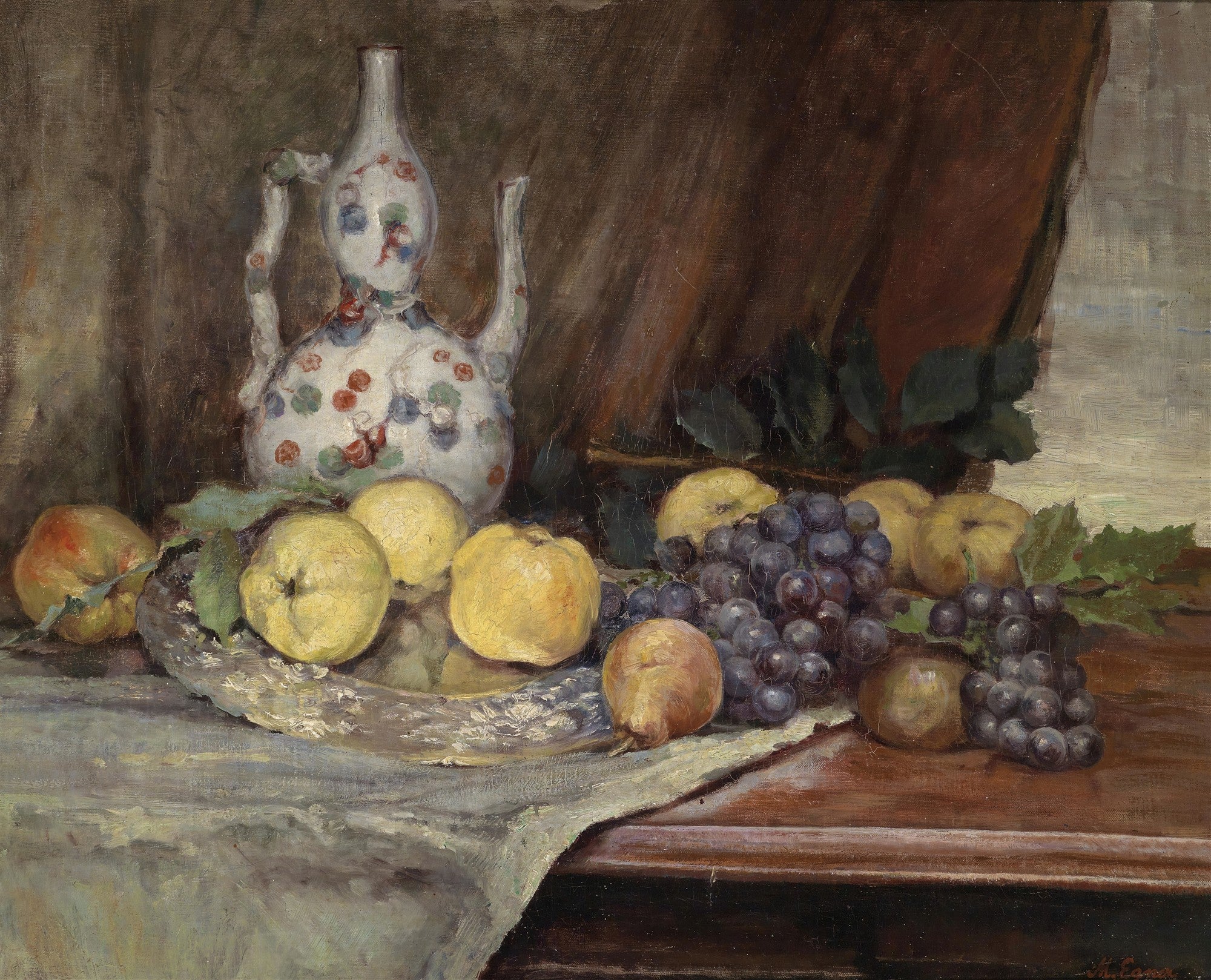 Quadro decorativo natureza-morta com jarro branco florido, uvas roxas, peras e marmelos sobre mesa de madeira, atribuído a Marie Egner.