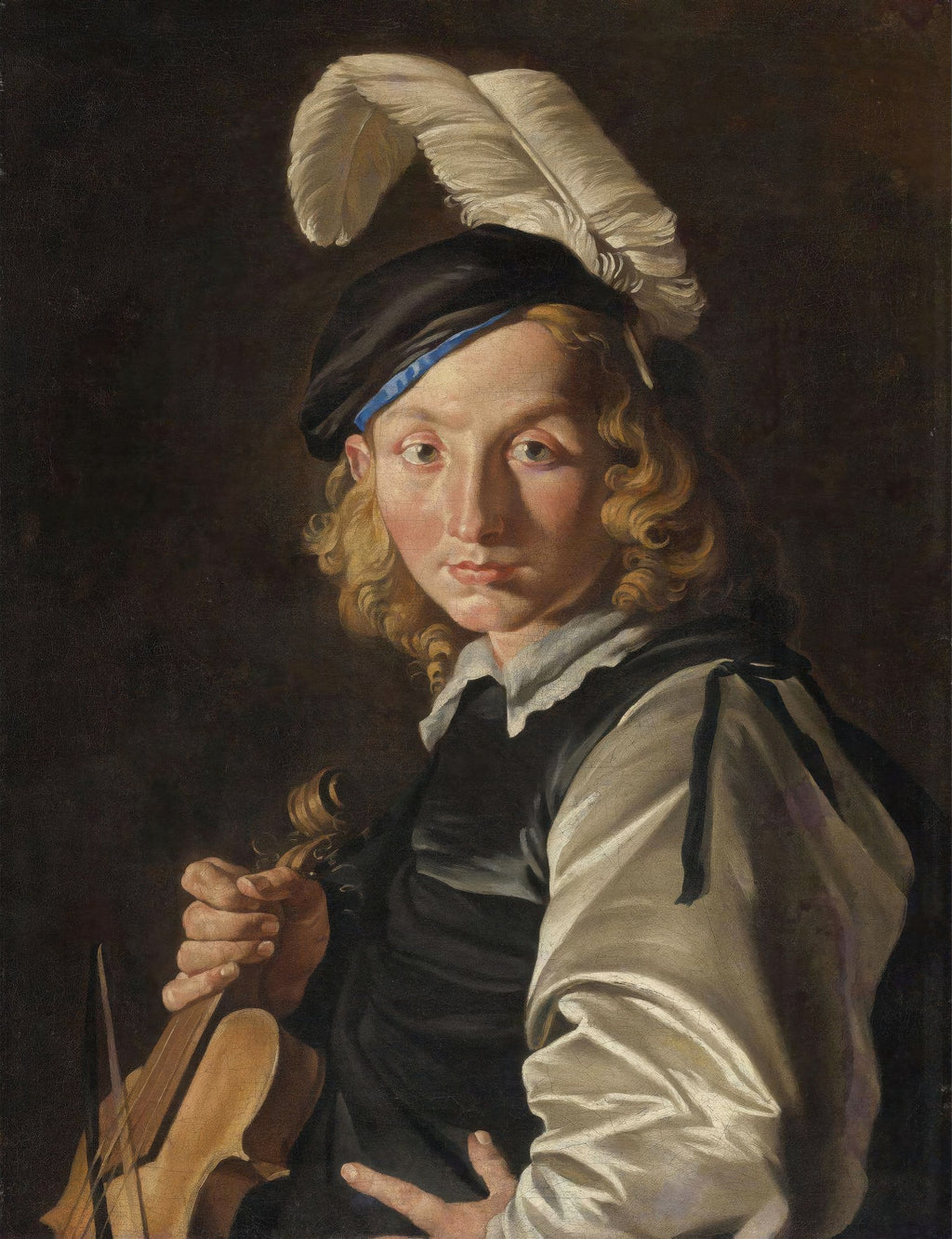 Retrato de um jovem músico com cabelos cacheados e chapéu com pena, segurando um violino, em estilo barroco, atribuído a Matthias Stomer.