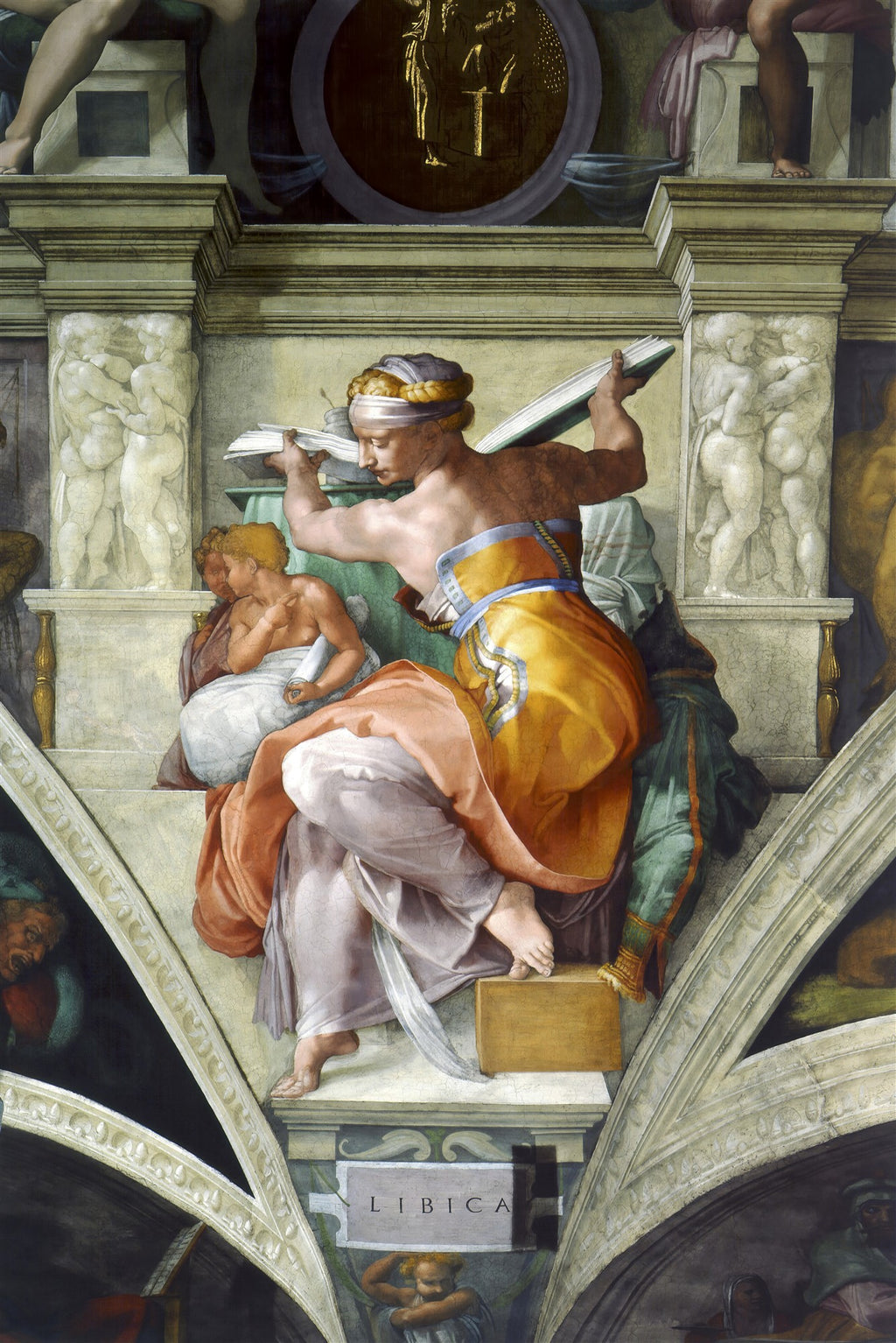 Detalhe da pintura 'A Sibila Líbia' de Michelangelo, mostrando uma figura feminina musculosa em uma túnica laranja e roxa, sentada e fechando um grande livro, com crianças ao fundo. A imagem é um afresco com tons terrosos e detalhes arquitetônicos.