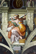 Detalhe da pintura 'A Sibila Líbia' de Michelangelo, mostrando uma figura feminina musculosa em uma túnica laranja e roxa, sentada e fechando um grande livro, com crianças ao fundo. A imagem é um afresco com tons terrosos e detalhes arquitetônicos.