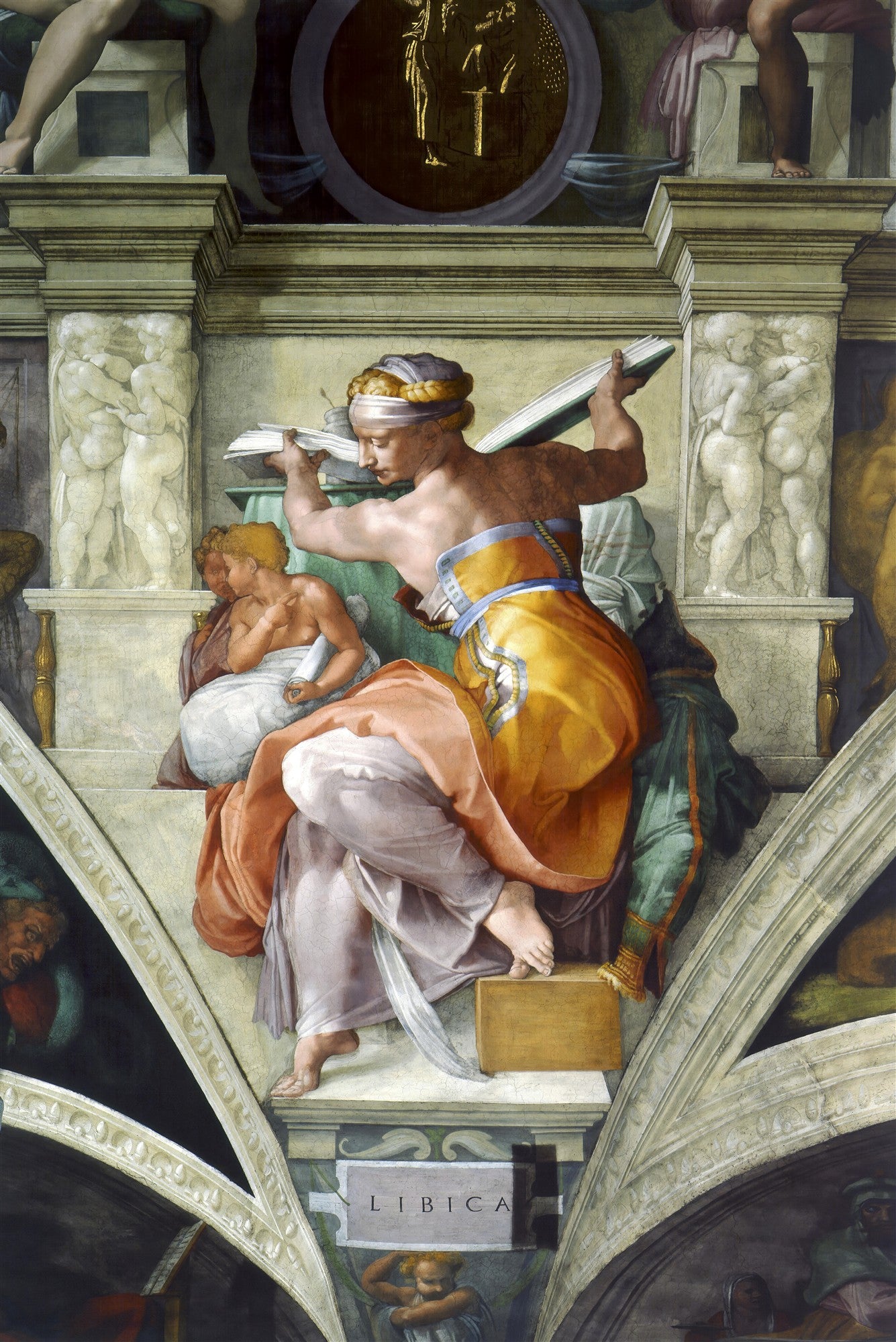Detalhe da pintura 'A Sibila Líbia' de Michelangelo, mostrando uma figura feminina musculosa em uma túnica laranja e roxa, sentada e fechando um grande livro, com crianças ao fundo. A imagem é um afresco com tons terrosos e detalhes arquitetônicos.