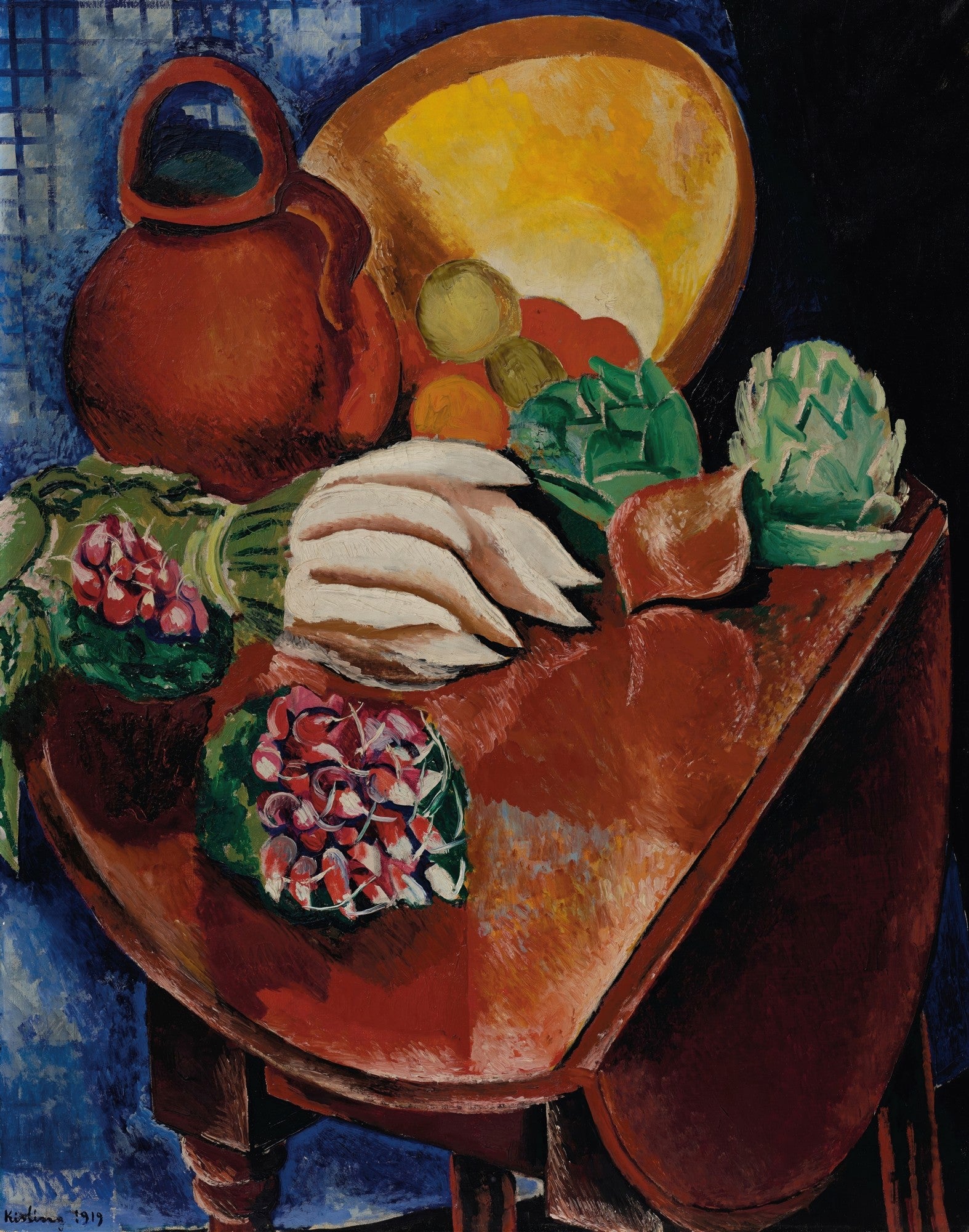 Quadro decorativo com natureza-morta de Moïse Kisling, apresentando um jarro de barro, frutas, e vegetais como alcachofras e rabanetes sobre uma mesa de madeira marrom, com fundo azul xadrez e preto.