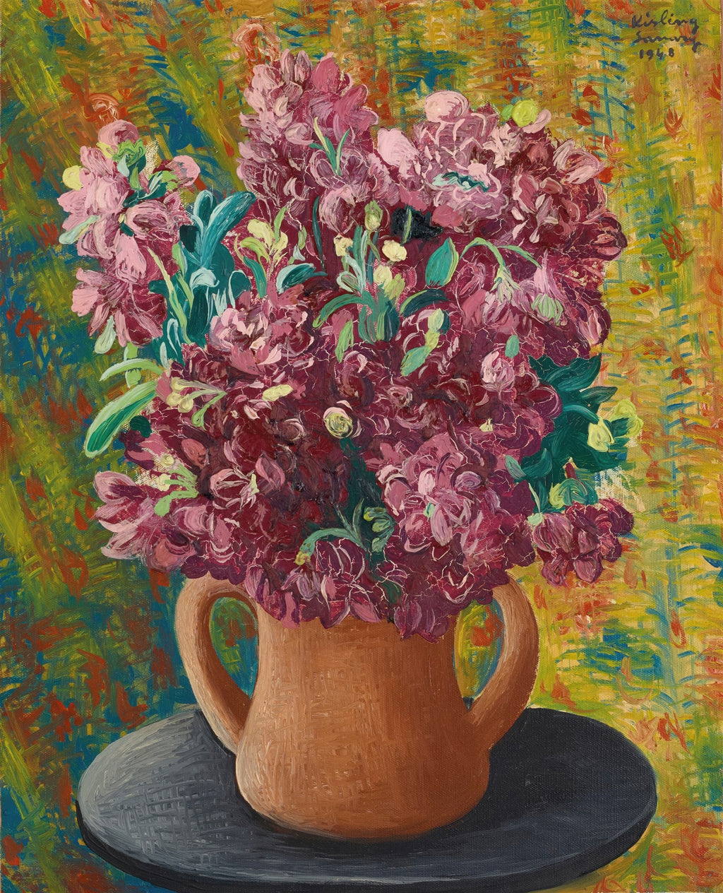 Quadro decorativo com vaso de flores em tons de rosa, vermelho e verde, estilo Moïse Kisling, com pinceladas texturizadas e fundo abstrato em amarelo e azul.