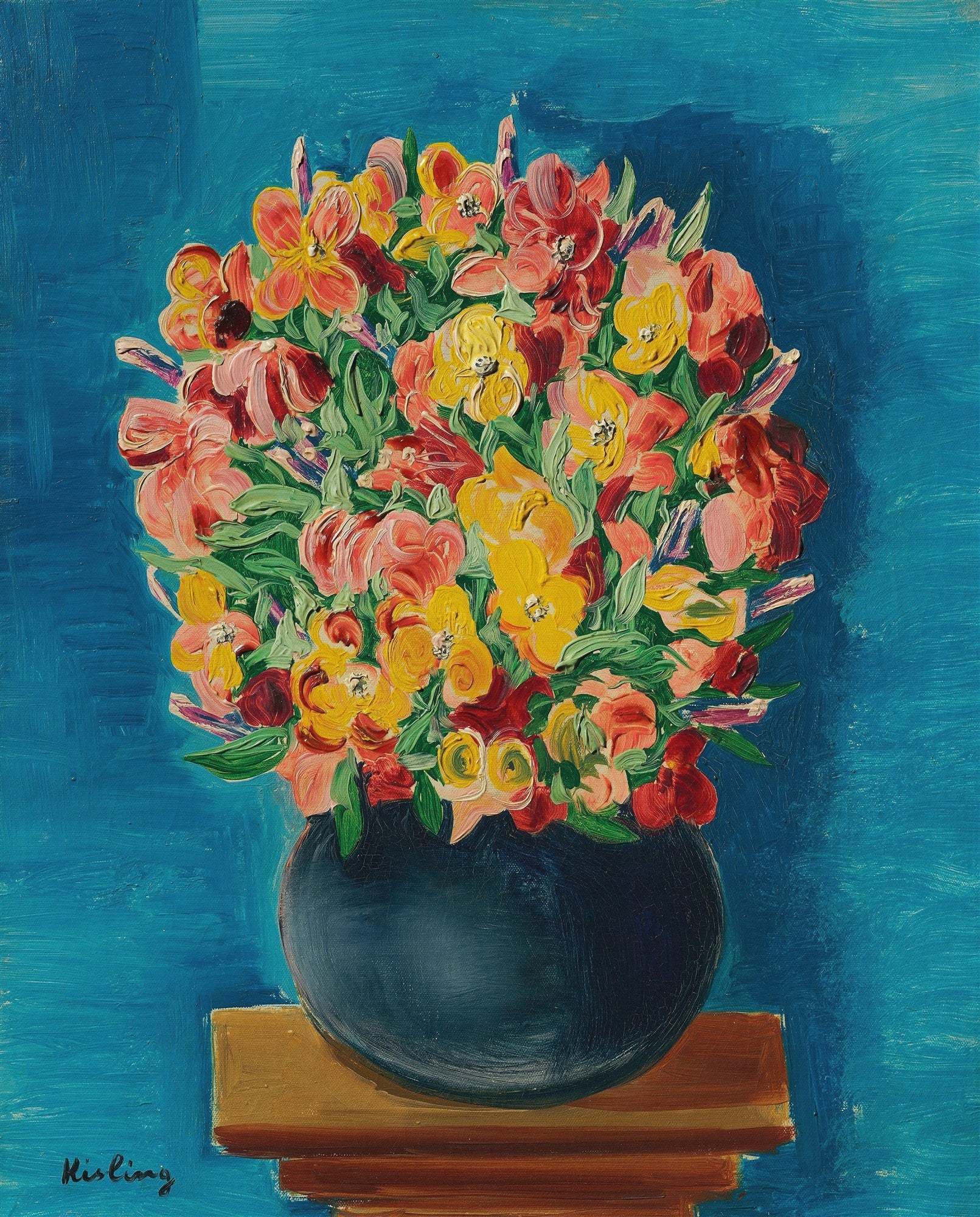 Quadro decorativo com pintura de Moïse Kisling, apresentando um vibrante bouquet de flores em tons de vermelho, amarelo e rosa, em um vaso escuro sobre um pedestal de madeira, contra um fundo azul turquesa. Assinatura 'Kisling' no canto inferior esquerdo.