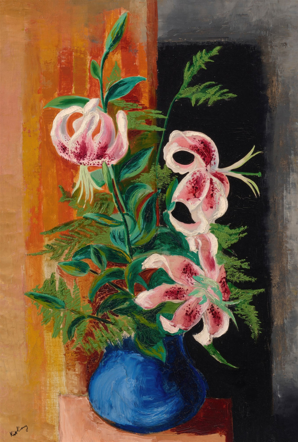Quadro decorativo com pintura de Moïse Kisling, Lírios em Vaso Azul. A imagem mostra um arranjo floral de lírios brancos e rosados com manchas escuras, em um vaso azul vibrante. O fundo é dividido em tons de laranja e preto. A técnica de pintura a óleo é visível.