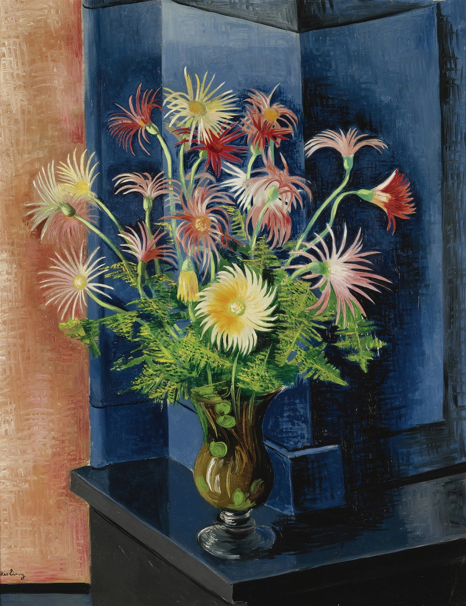 Quadro decorativo 'Flores' de Moïse Kisling, apresentando um arranjo floral vibrante em um vaso, com fundo em tons de azul e laranja-terracota. As flores têm pétalas finas e cores variadas, como branco, vermelho, rosa e amarelo, e estão dispostas sobre uma superfície escura.