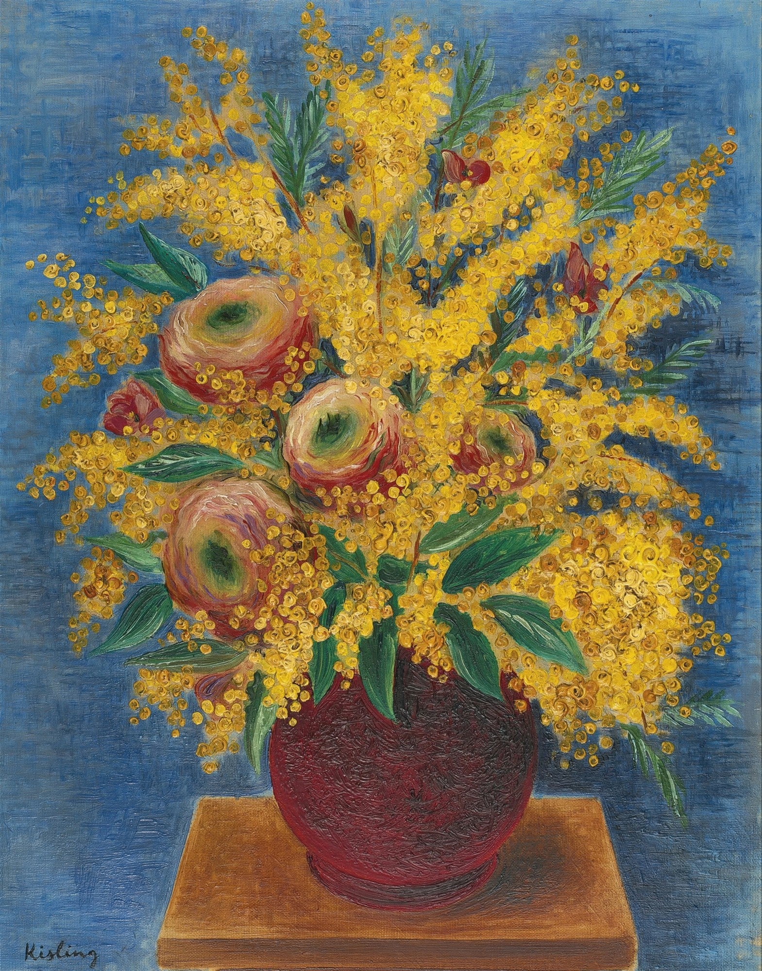 Quadro decorativo com um vaso de flores de Moïse Kisling, apresentando mimosas amarelas e rosas avermelhadas em um vaso marrom sobre um fundo azul.