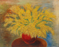 Quadro decorativo 'Mimosas' de Moïse Kisling, exibindo um vaso vermelho com um exuberante arranjo de flores amarelas e folhagens verdes sobre uma mesa marrom, com fundo gradiente em tons de azul e marrom.