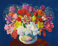 Quadro decorativo com um vaso de flores de Moïse Kisling. Um buquê exuberante de tulipas e outras flores em cores vibrantes como vermelho, rosa, amarelo e branco, contra um fundo azul profundo. O vaso é branco com detalhes florais coloridos e está sobre uma superfície marrom.