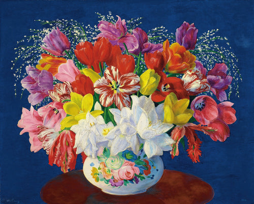 Quadro decorativo com um vaso de flores de Moïse Kisling. Um buquê exuberante de tulipas e outras flores em cores vibrantes como vermelho, rosa, amarelo e branco, contra um fundo azul profundo. O vaso é branco com detalhes florais coloridos e está sobre uma superfície marrom.
