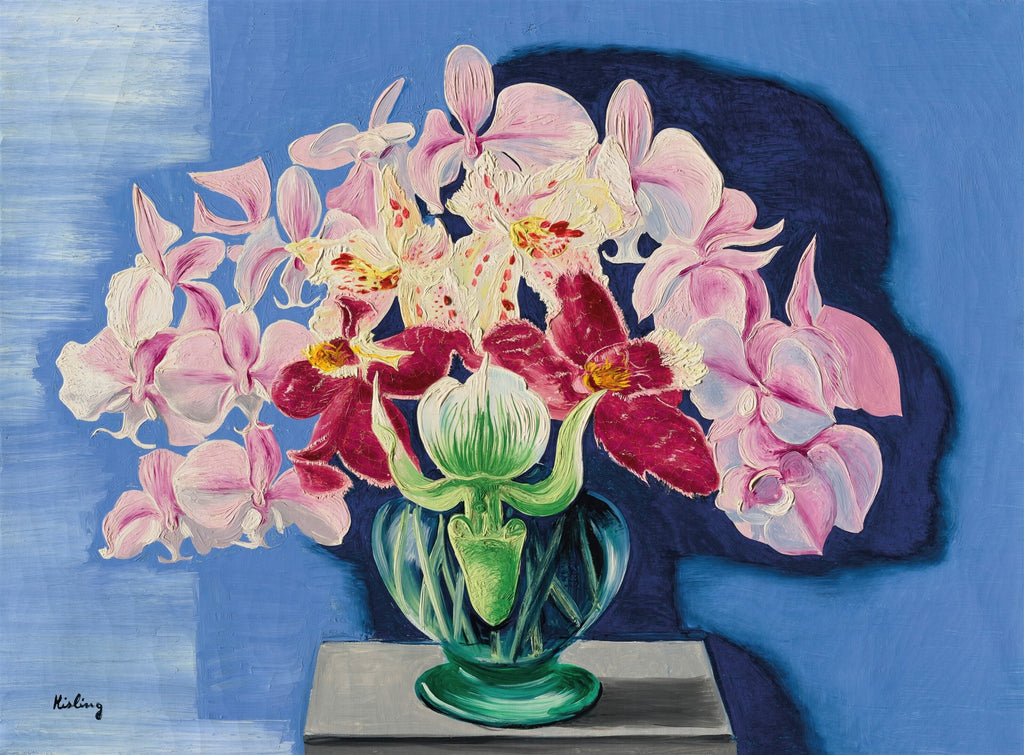 Quadro decorativo com natureza-morta de orquídeas em tons de rosa, branco e vinho, em um vaso de vidro verde, sobre fundo azul, com assinatura 'Kisling'.