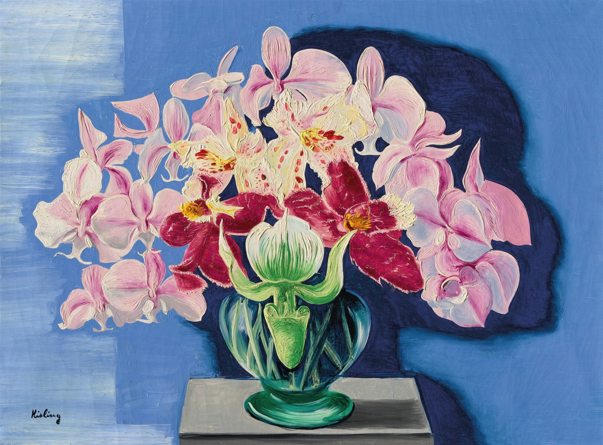Quadro decorativo com natureza-morta de orquídeas em tons de rosa, branco e vinho, em um vaso de vidro verde, sobre fundo azul, com assinatura 'Kisling'.