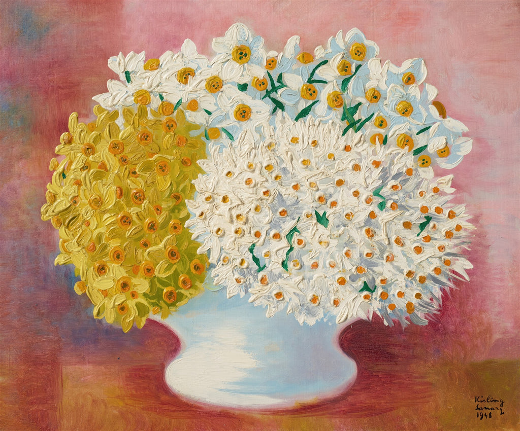 Quadro decorativo 'Vaso de Flores' de Moïse Kisling, apresentando um buquê exuberante de flores brancas e amarelas em um vaso branco, com fundo rosa.