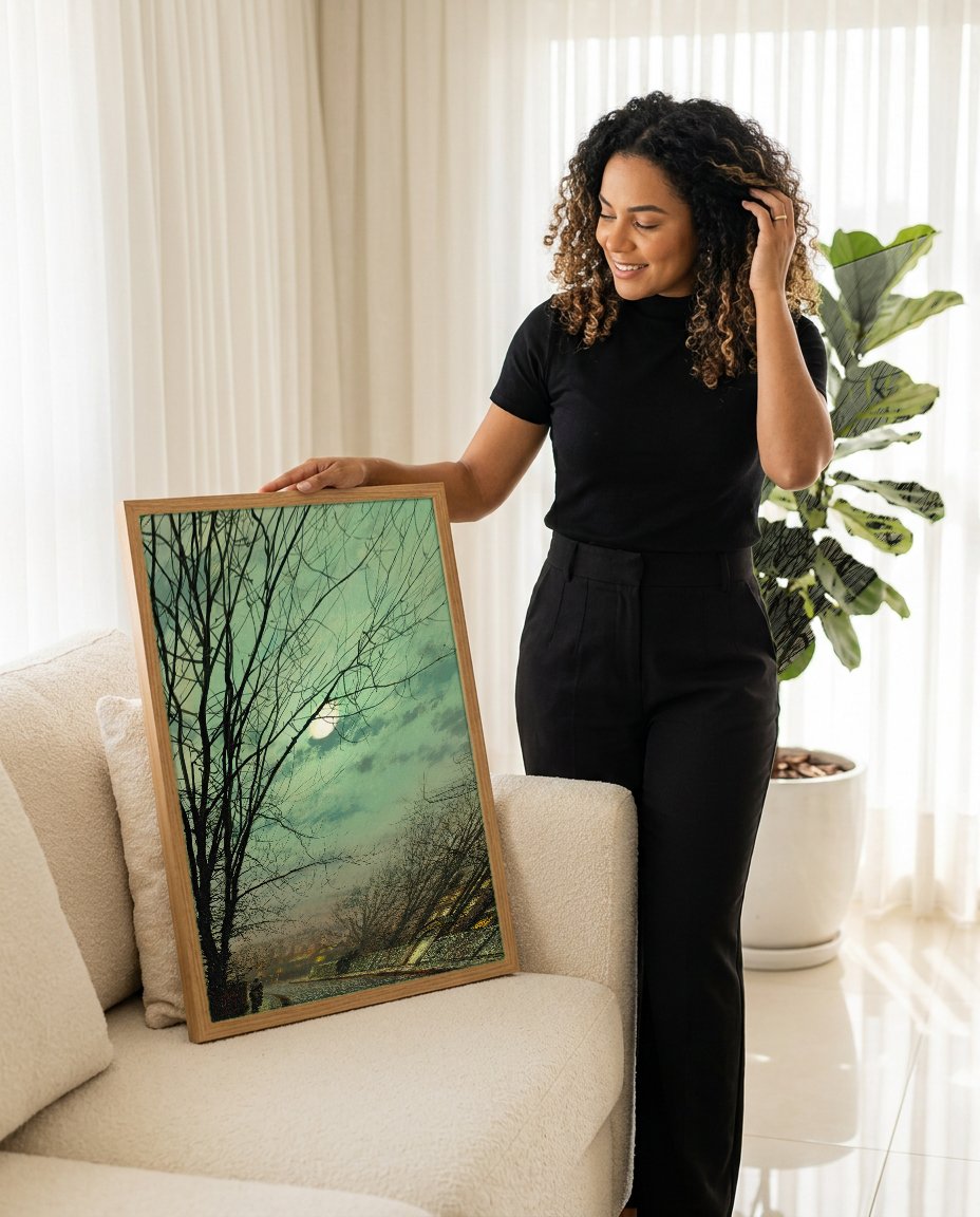 Quadro Decorativo 'Sob a Lua Cheia' - Grimshaw com modelo em ambiente