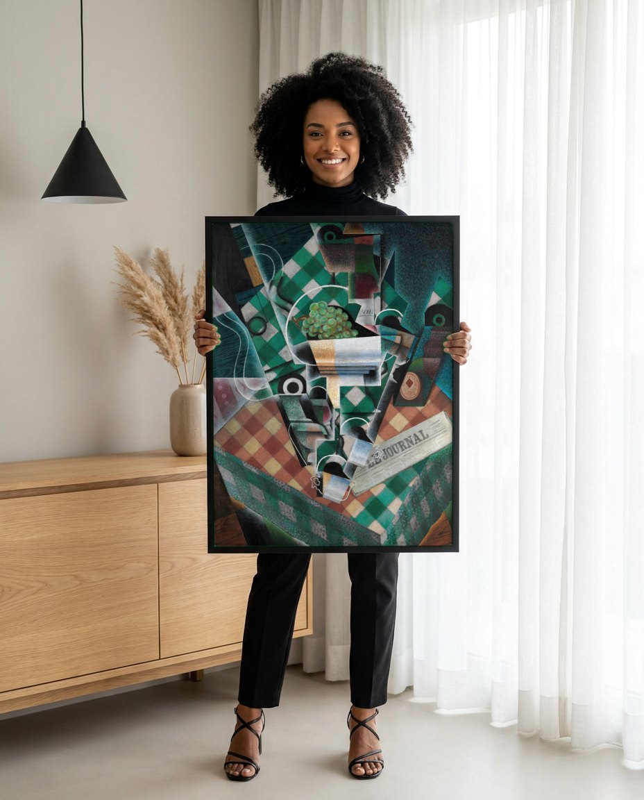 Quadro Decorativo Cesto de Frutas e Jornal - Juan Gris | modelo apresentando o quadro emoldurado