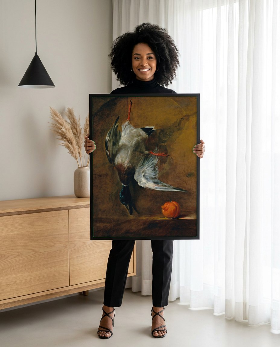 Quadro Decorativo Pato Pendurado - Chardin | modelo apresentando o quadro emoldurado