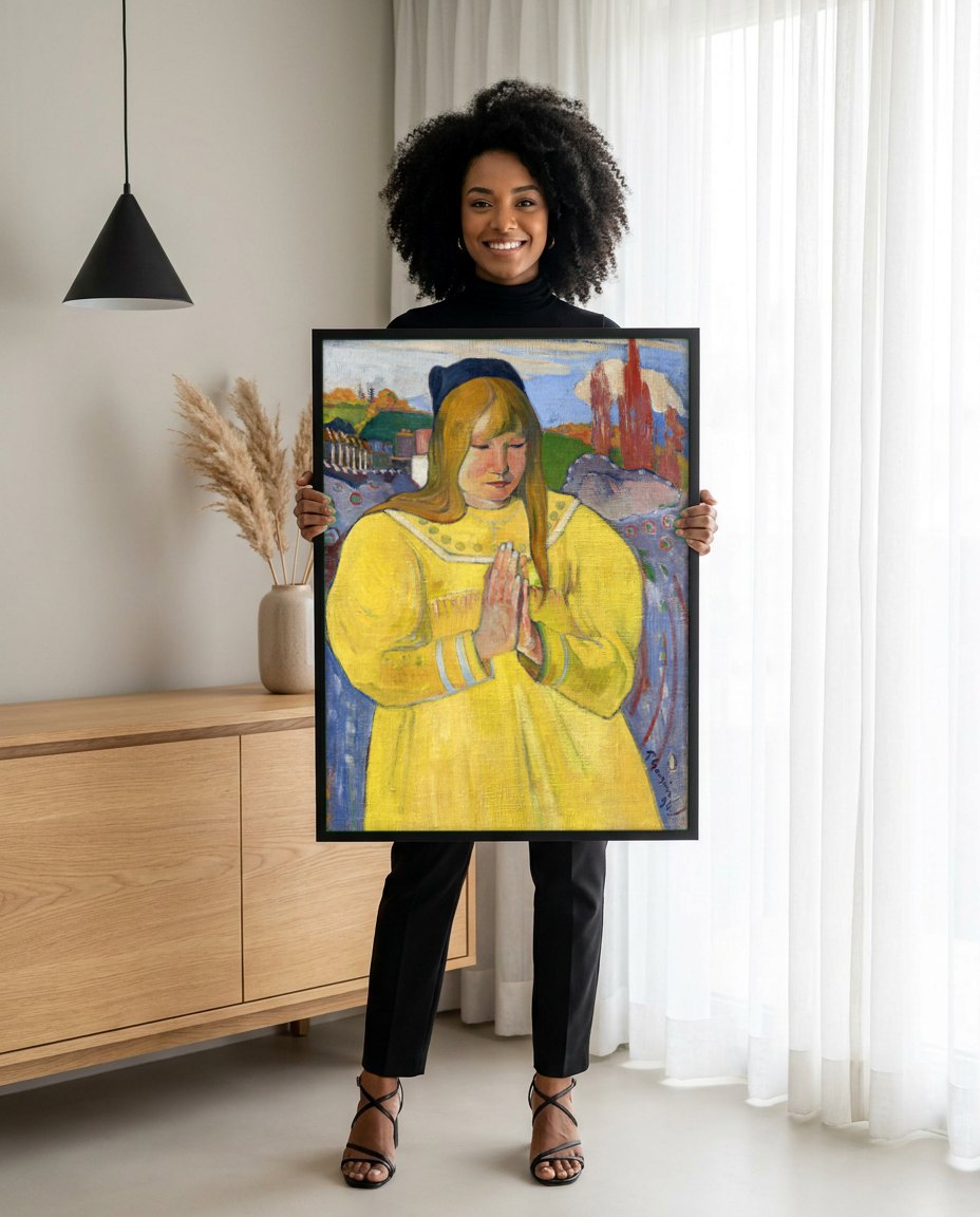 Quadro Decorativo A Pequena Bretona Orando - Gauguin | modelo apresentando o quadro emoldurado