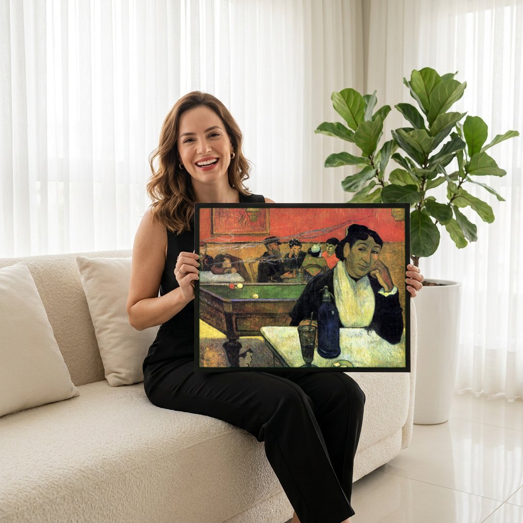 Quadro Decorativo Café à Noite - Gauguin | modelo apresentando o quadro emoldurado