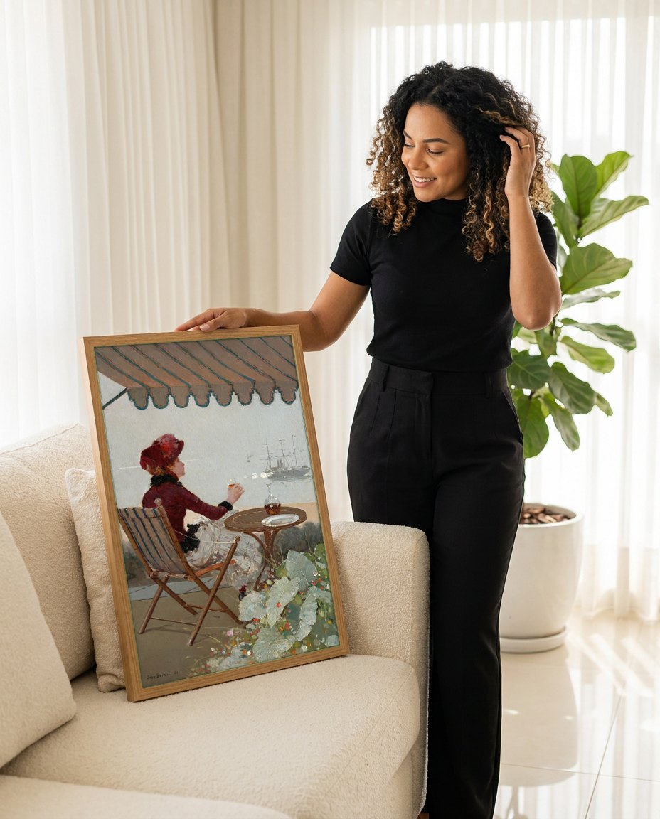 Quadro Decorativo A Dama no Terraço - Jean Béraud | modelo apresentando o quadro emoldurado
