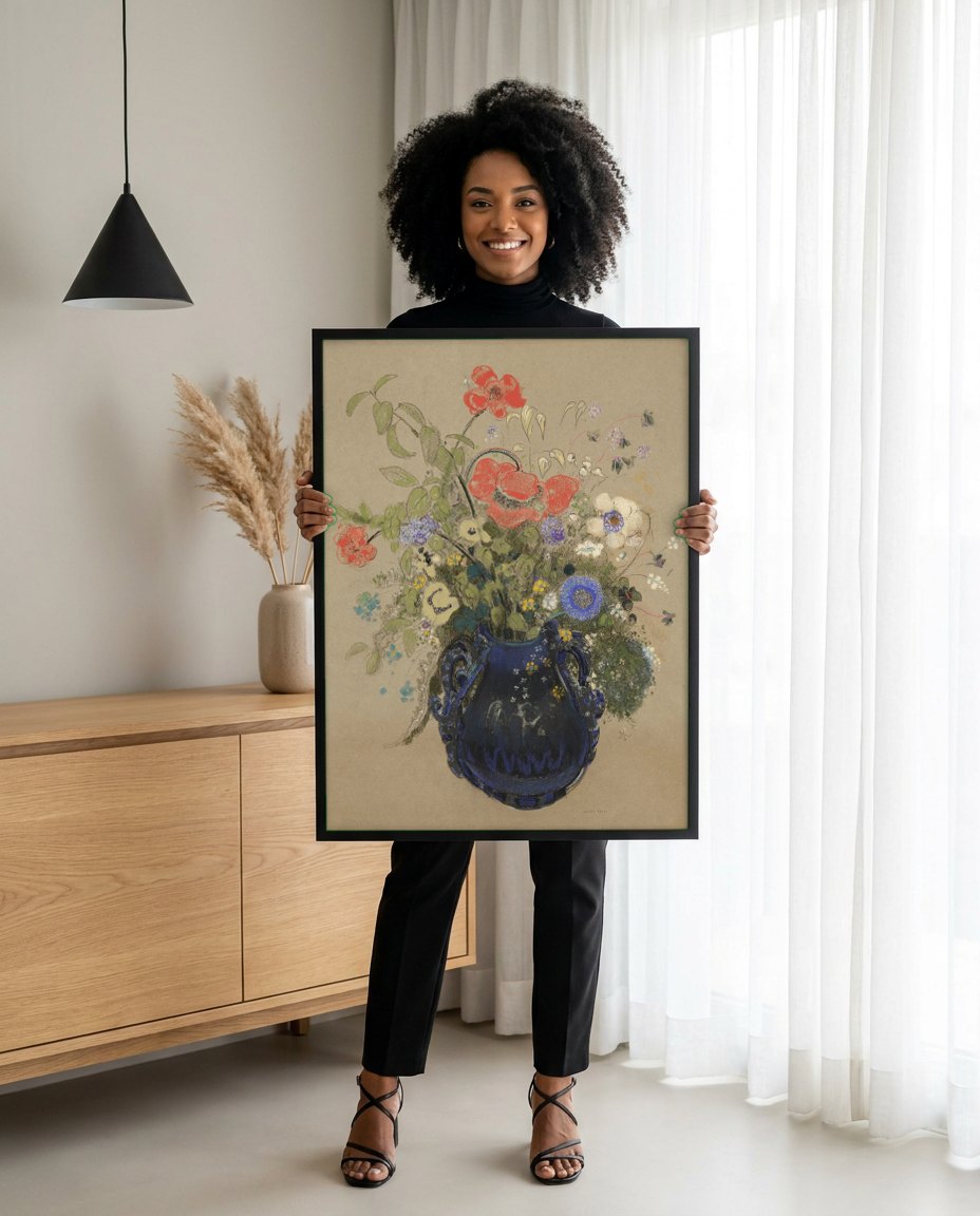 Quadro Decorativo 'Vaso de Flores' - Odilon Redon | modelo apresentando o quadro emoldurado