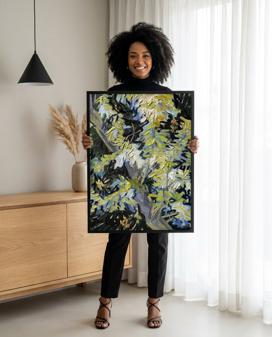 Quadro Decorativo 'Folhas de Figueira' - Van Gogh | modelo apresentando o quadro emoldurado