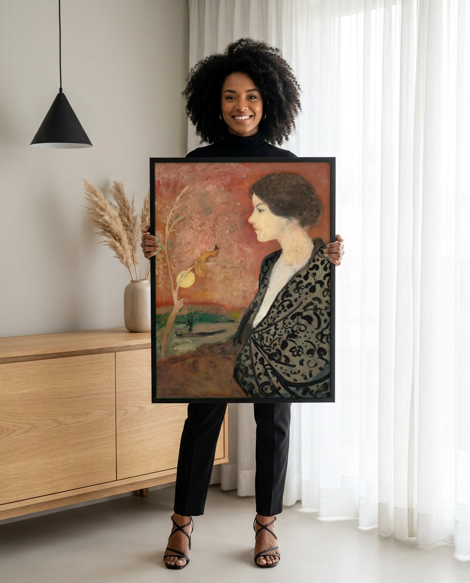 Quadro Decorativo A Mulher no Xale Oriental - August Macke | modelo apresentando o quadro emoldurado