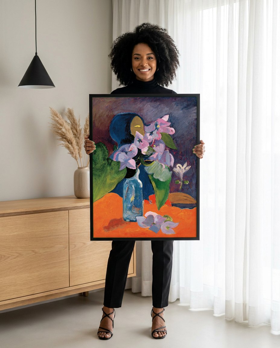 Quadro Decorativo Flores e Vaso - Gauguin | modelo apresentando o quadro emoldurado