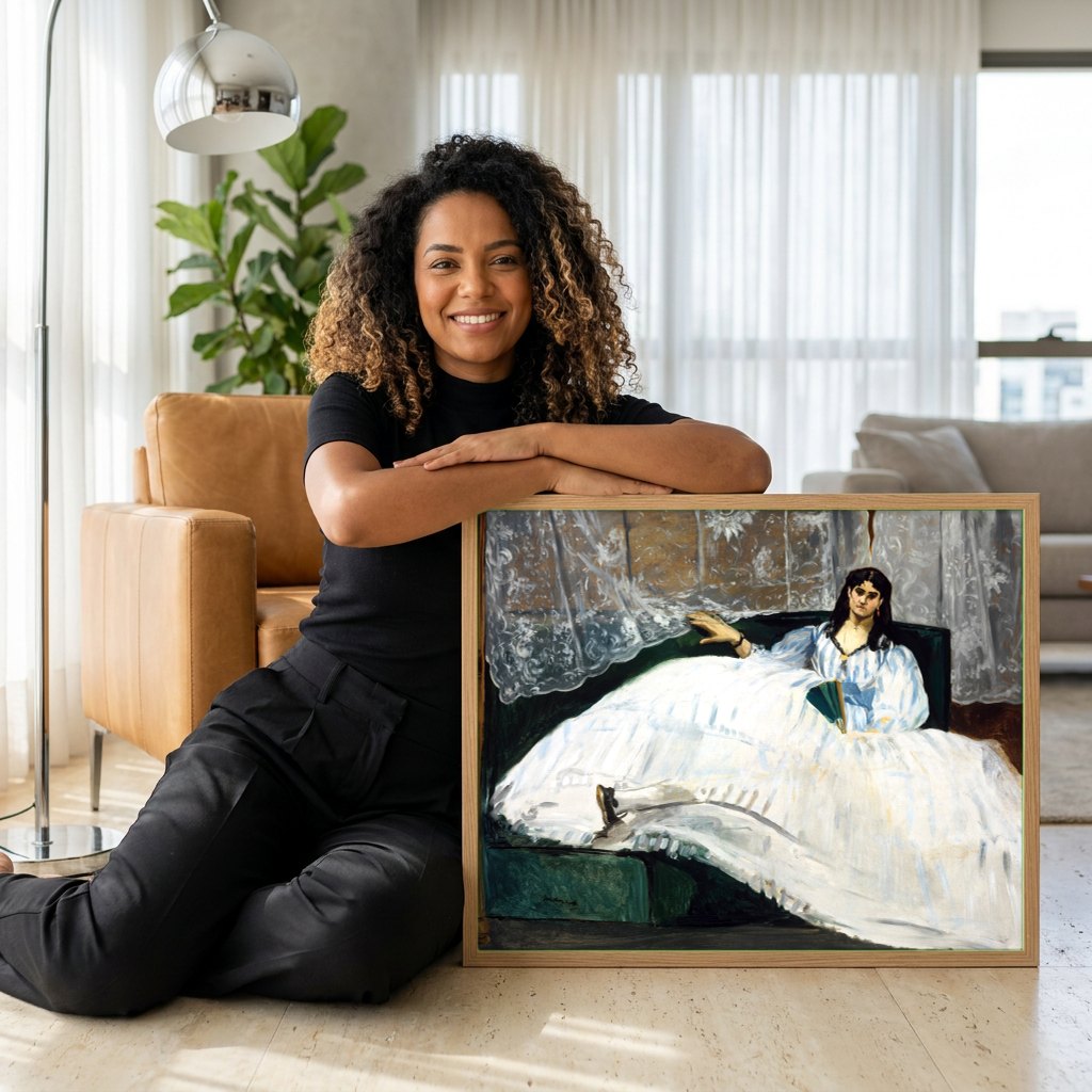 Quadro Decorativo A Mulher de Branco - Manet | modelo apresentando o quadro emoldurado